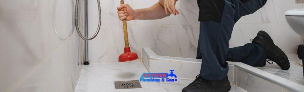 How to Use a Drain Plunger
